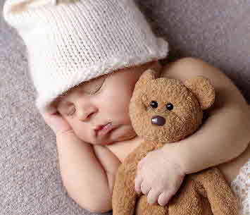 Kindergarten Garbsen Kind mit Teddy